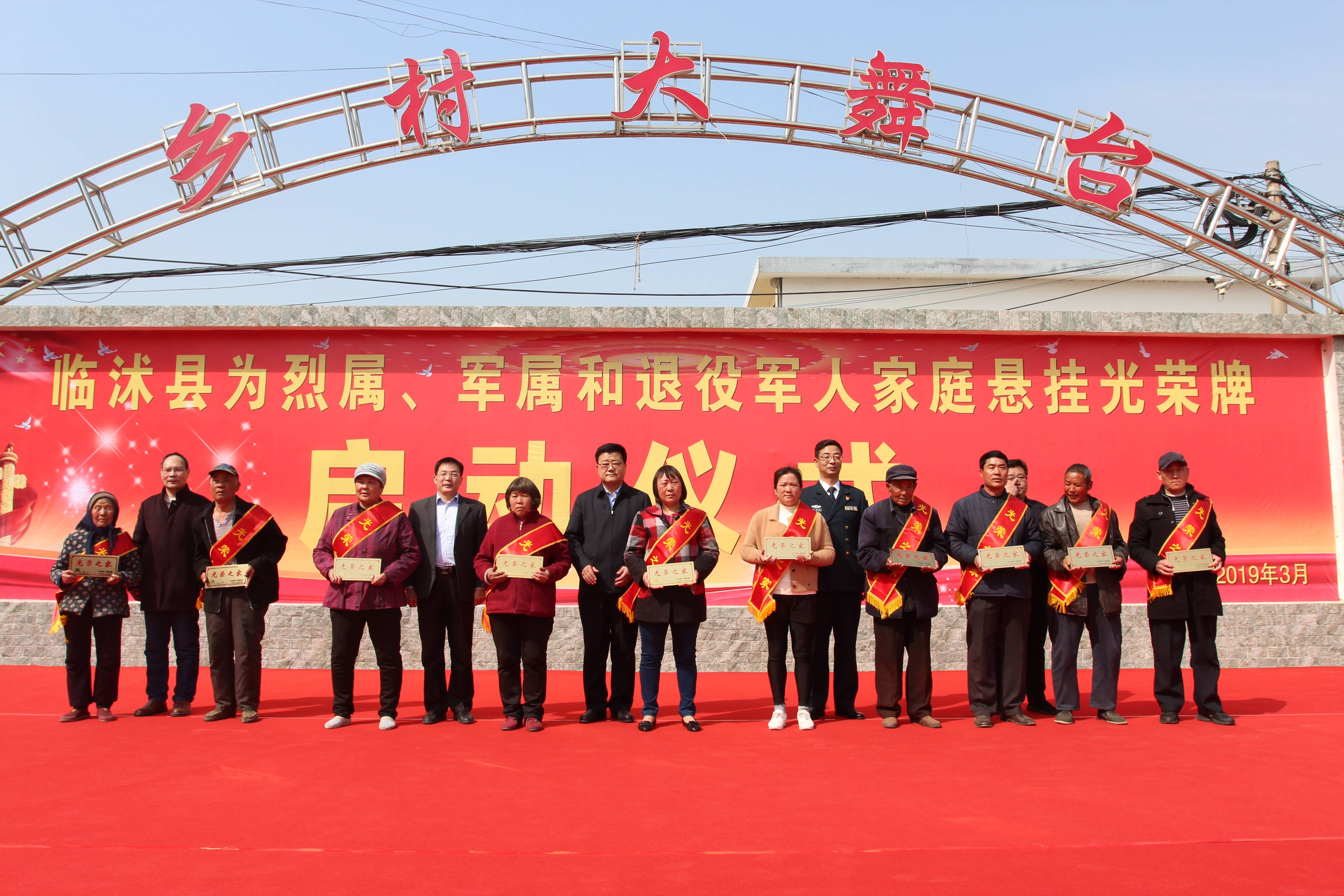 包含士气高昂，团结协作打造胜利的基石的词条