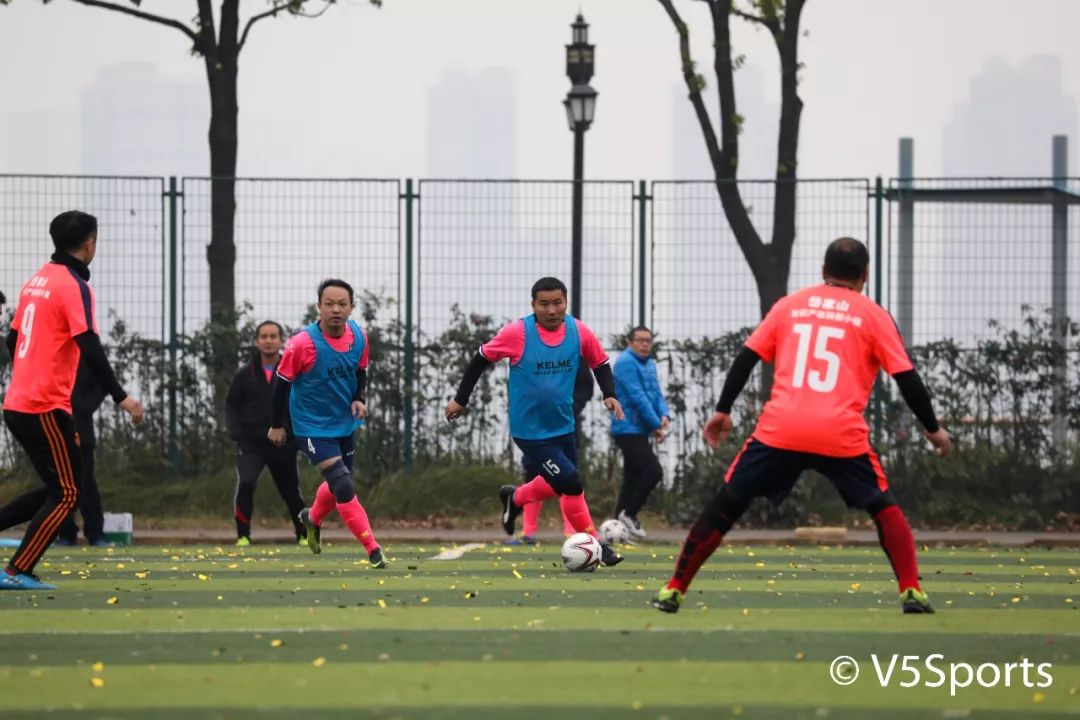 包含火焰之战即将拉开序幕，球员倾尽全力拼战的词条